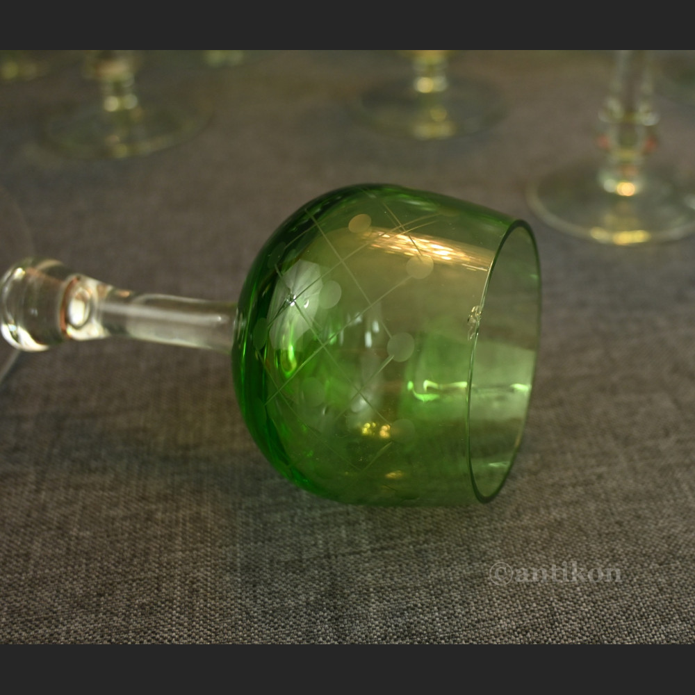 Secesyjne kieliszki do likieru zielone 