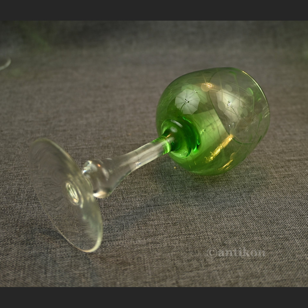 Secesyjne kieliszki do likieru zielone 