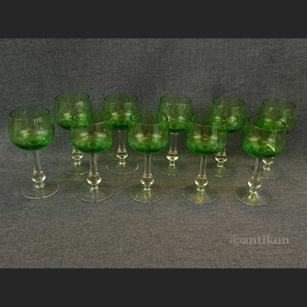 Secesyjne kieliszki do likieru zielone 