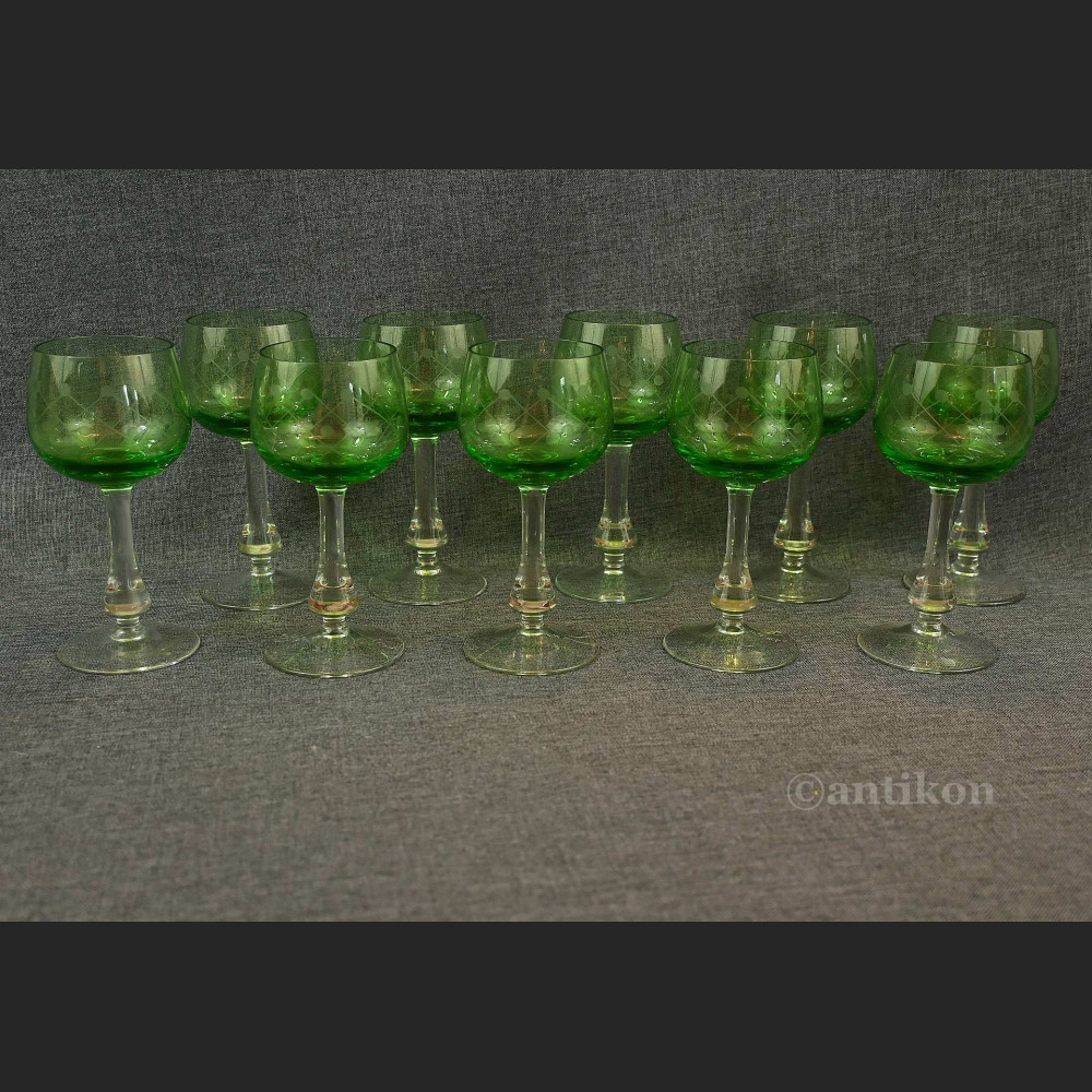 Secesyjne kieliszki do likieru zielone 