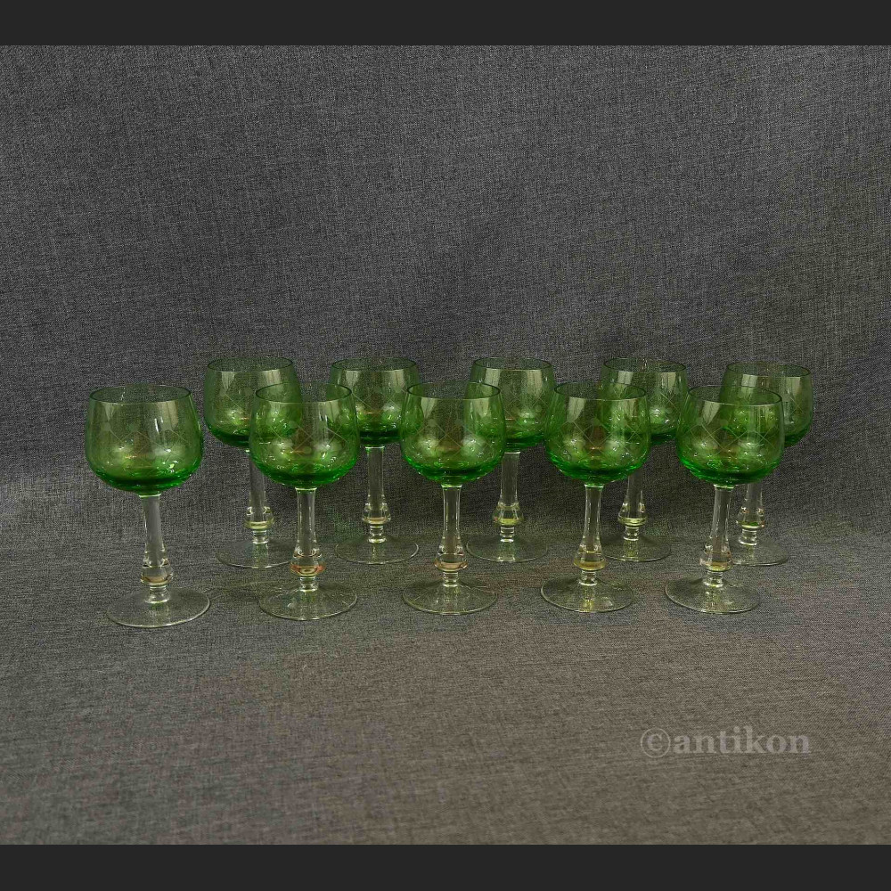 Secesyjne kieliszki do likieru zielone 