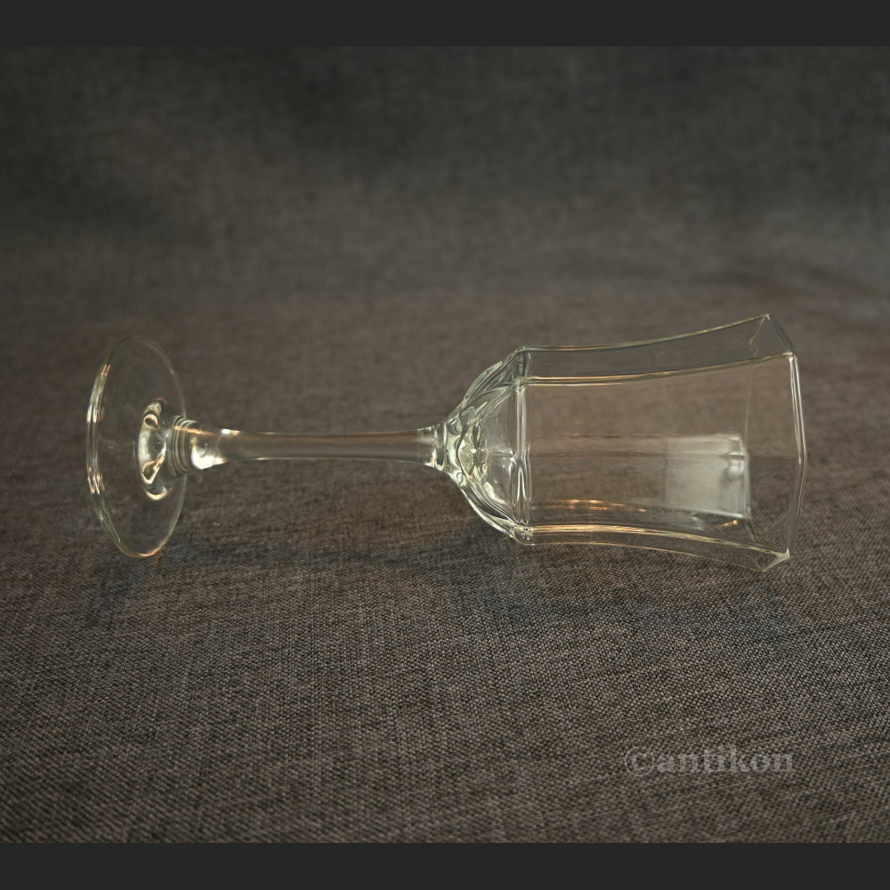 Stare kieliszki do wina 8 szt Stare kieliszki do wina 8 szt