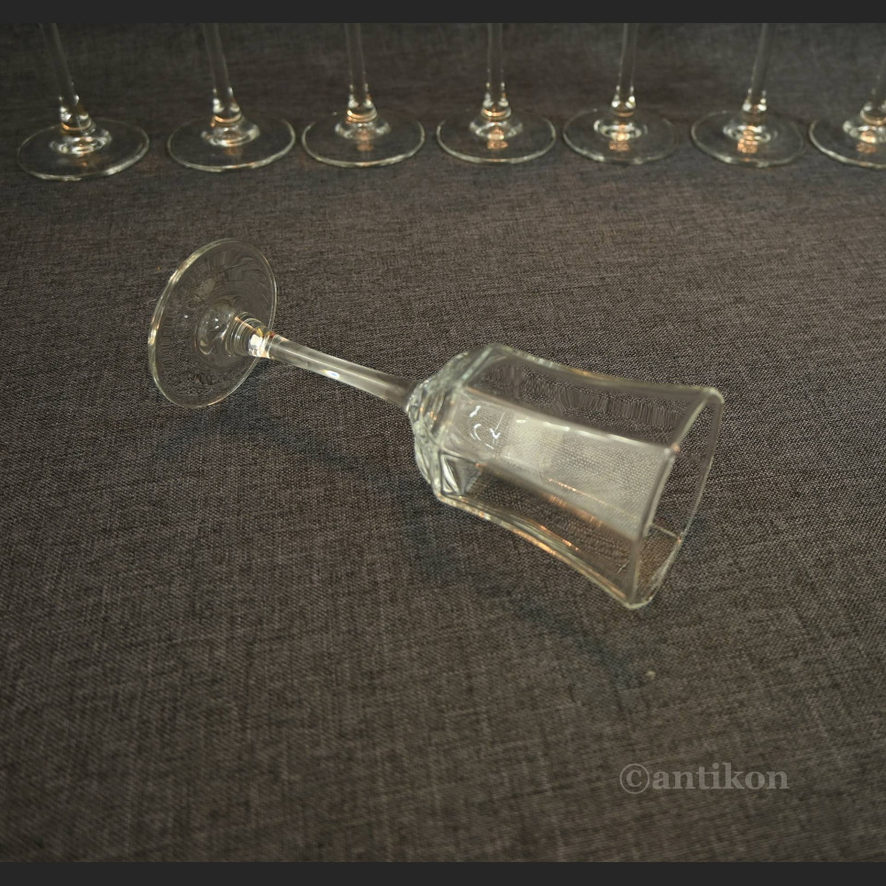 Stare kieliszki do wina 8 szt Stare kieliszki do wina 8 szt