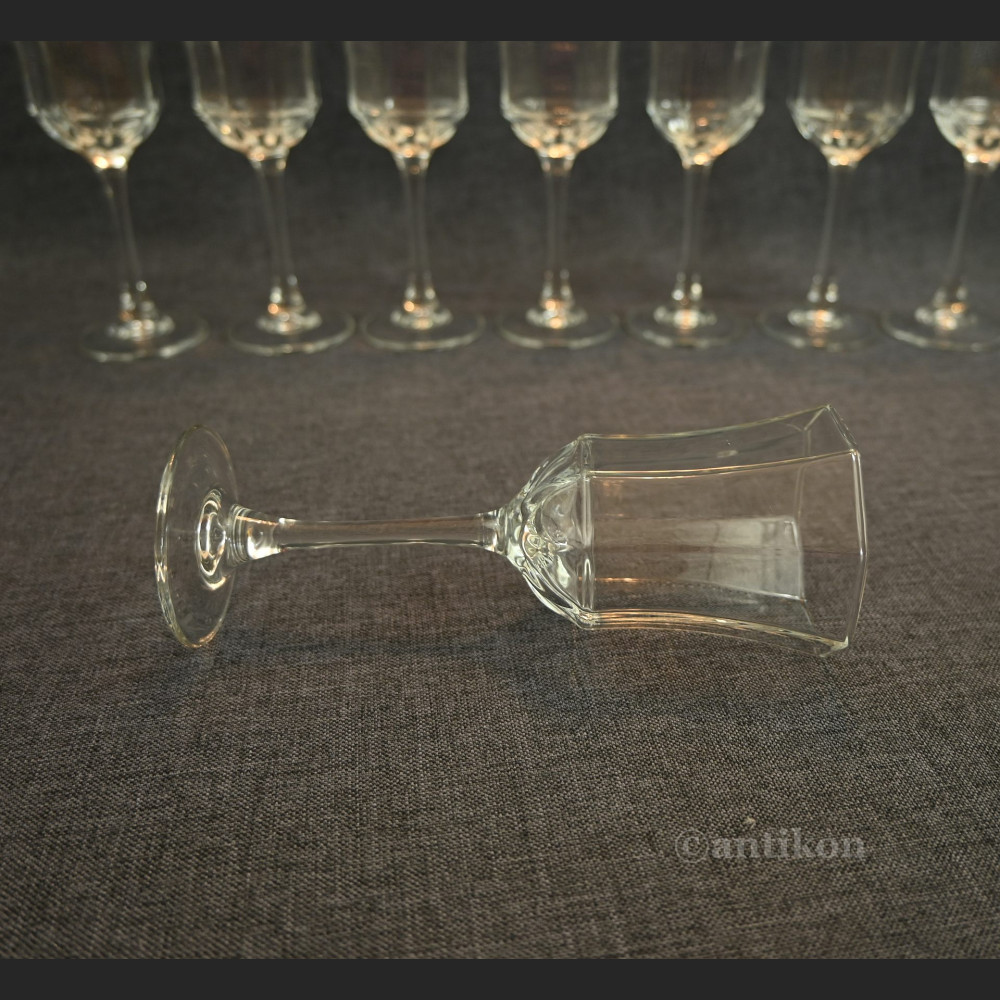 Stare kieliszki do wina 8 szt Stare kieliszki do wina 8 szt