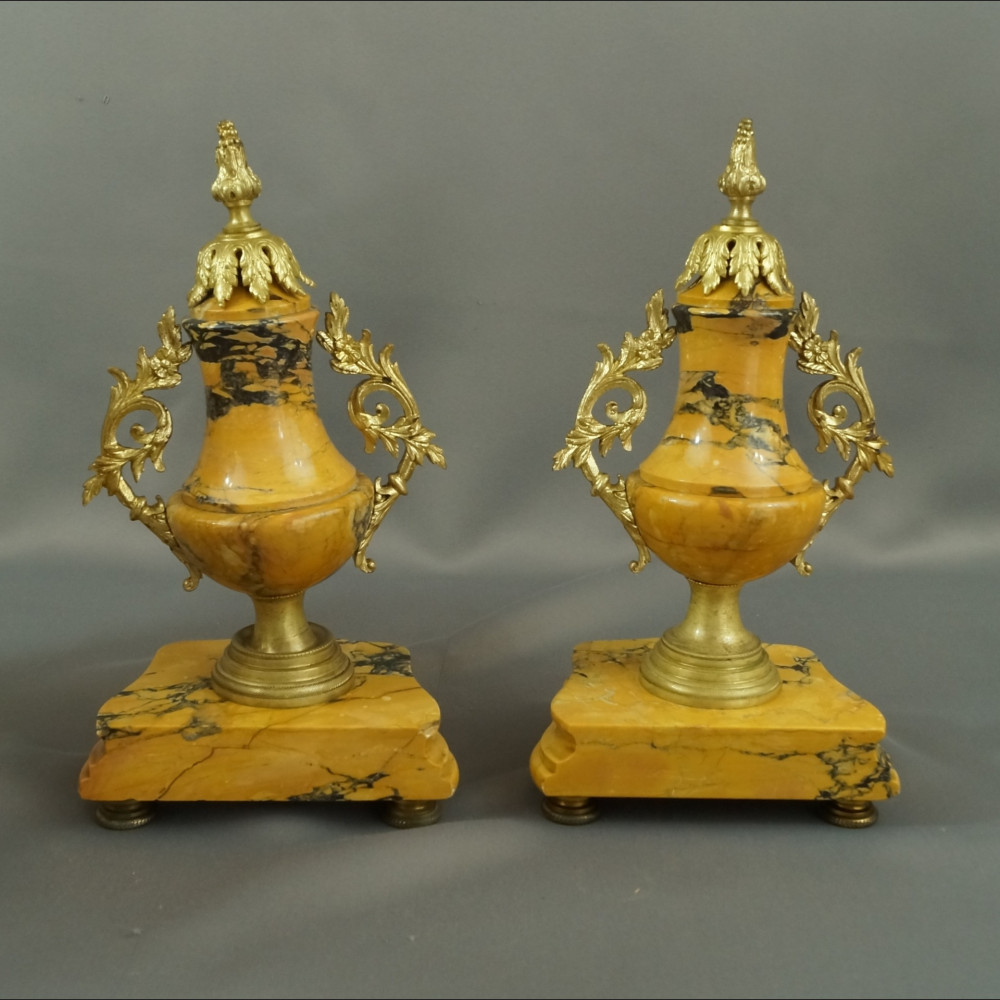 Zegar kominkowy marmur z wazami 