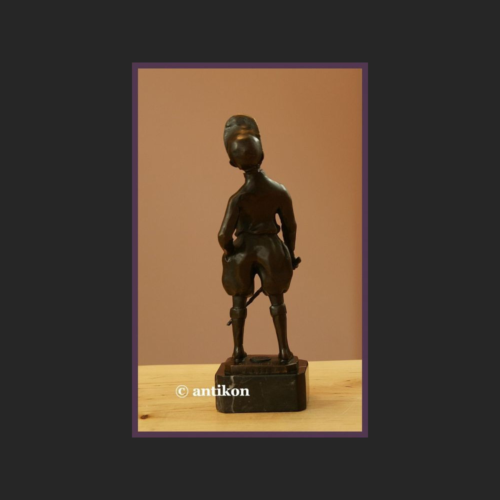 DŻOKEJ PRZEPIĘKNA SYGNOWANA RZEŹBA Z BRĄZU