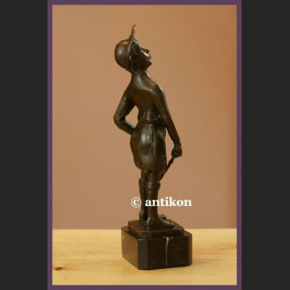 DŻOKEJ PRZEPIĘKNA SYGNOWANA RZEŹBA Z BRĄZU