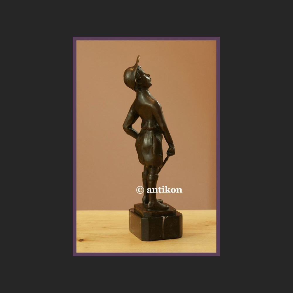 DŻOKEJ PRZEPIĘKNA SYGNOWANA RZEŹBA Z BRĄZU