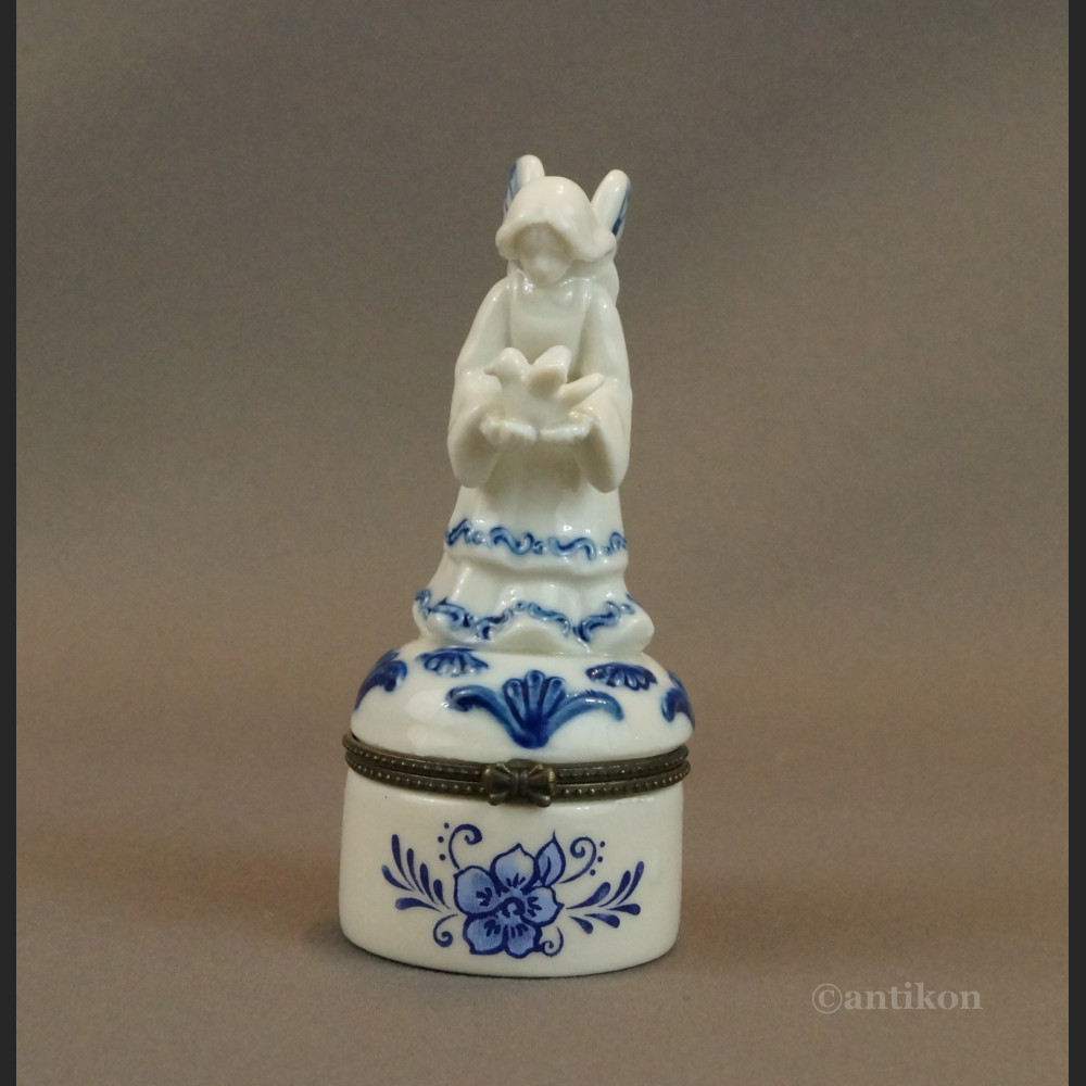 Szkatułka aniołek z gołębiem porcelanowa  Szkatułka aniołek z gołębiem porcelanowa