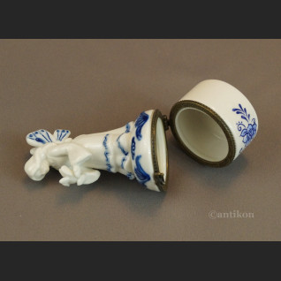 Szkatułka aniołek z gołębiem porcelanowa  Szkatułka aniołek z gołębiem porcelanowa