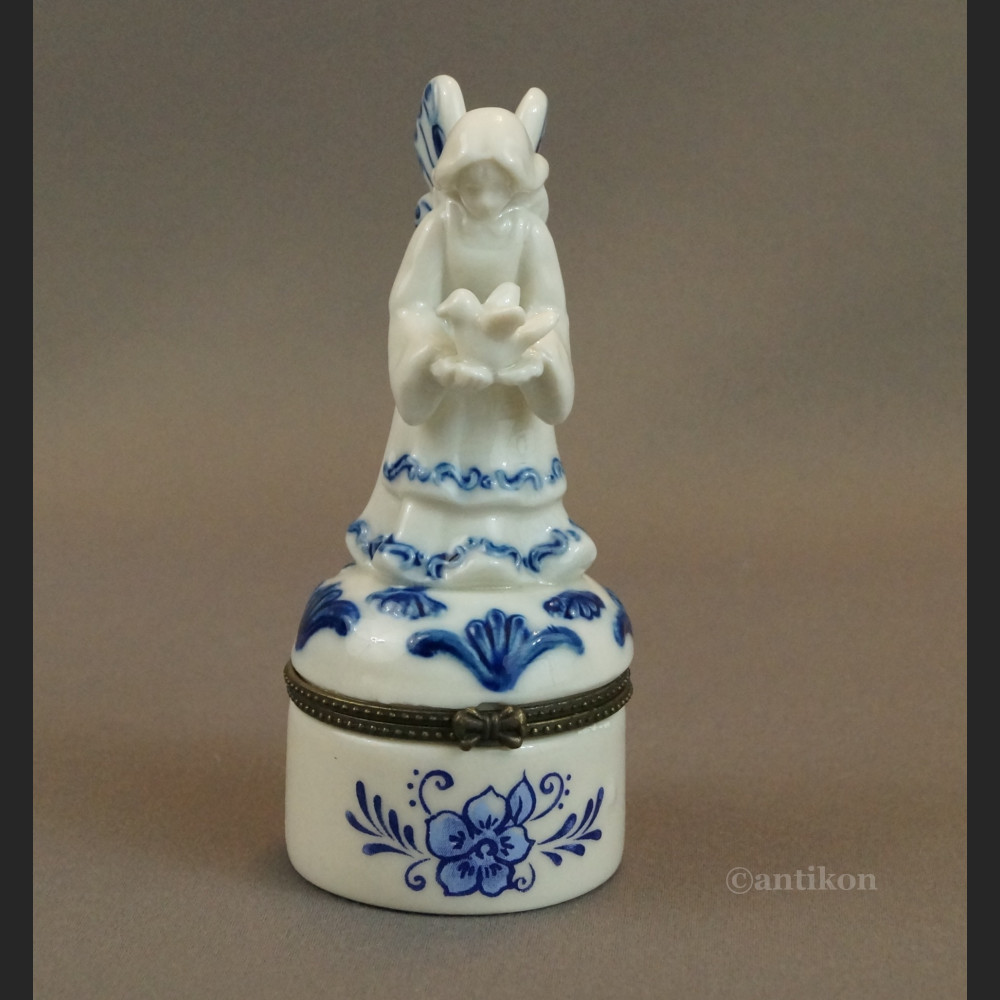 Szkatułka aniołek z gołębiem porcelanowa  Szkatułka aniołek z gołębiem porcelanowa