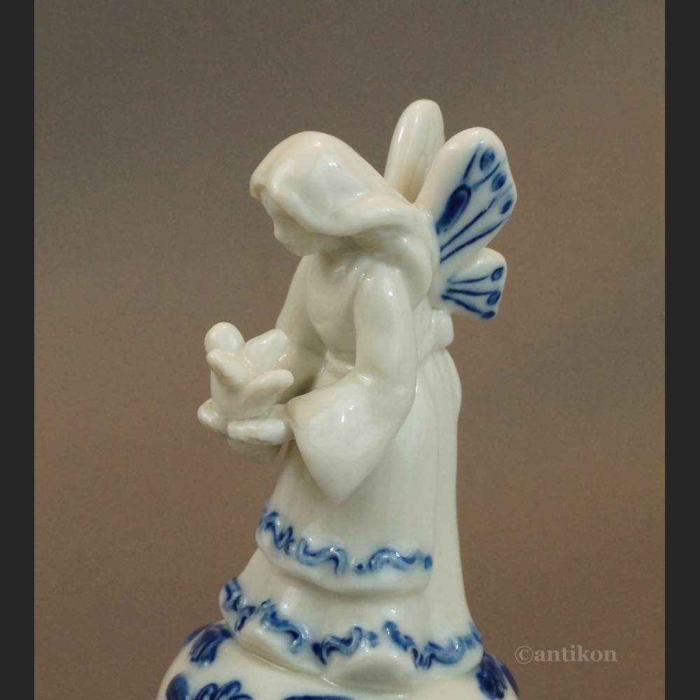 Szkatułka aniołek z gołębiem porcelanowa  Szkatułka aniołek z gołębiem porcelanowa