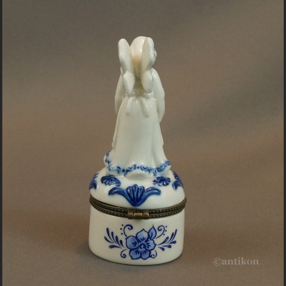 Szkatułka aniołek z gołębiem porcelanowa  Szkatułka aniołek z gołębiem porcelanowa