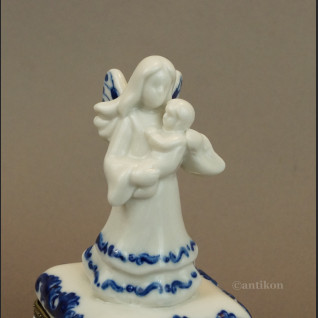Puzderko porcelanowe z aniołem i dzieckiem Puzderko porcelanowe z aniołem i dzieckiem