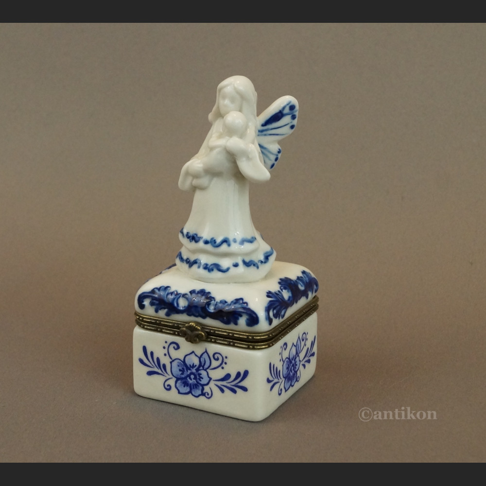 Puzderko porcelanowe z aniołem i dzieckiem Puzderko porcelanowe z aniołem i dzieckiem