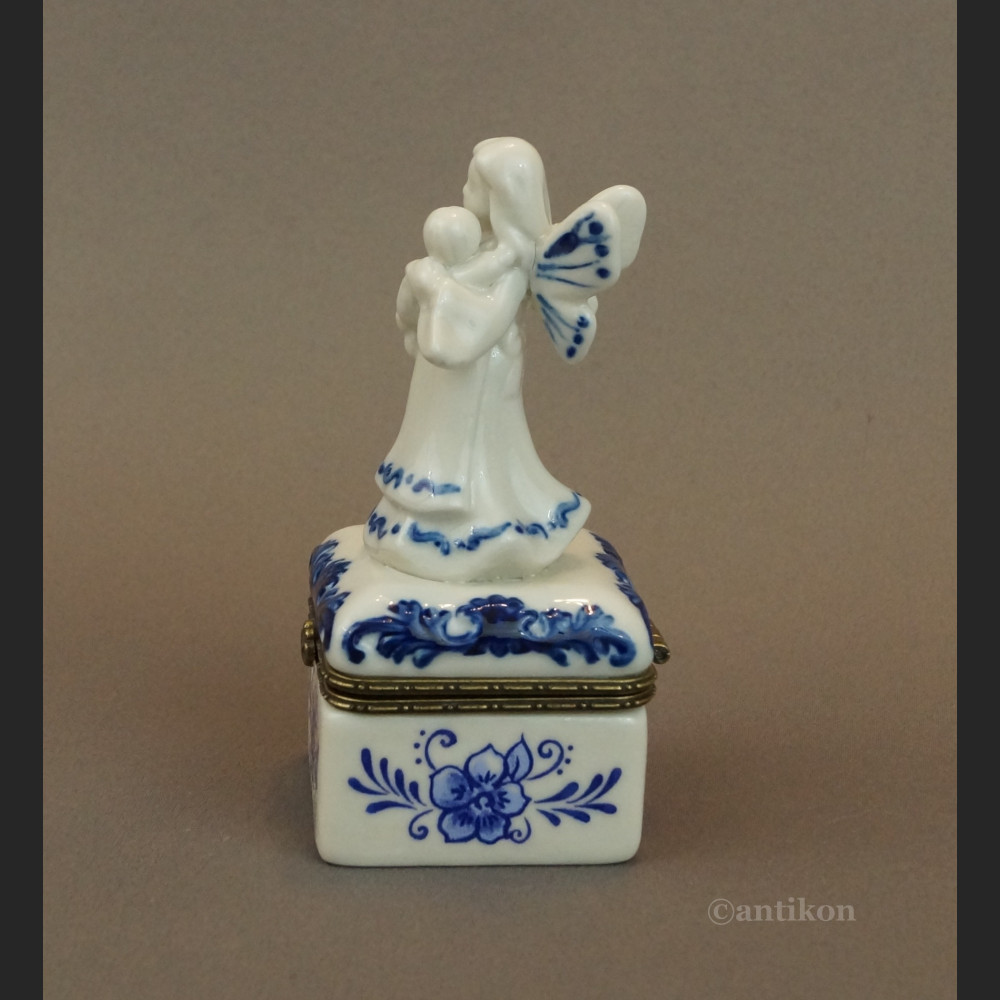 Puzderko porcelanowe z aniołem i dzieckiem Puzderko porcelanowe z aniołem i dzieckiem