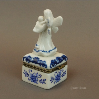 Puzderko porcelanowe z aniołem i dzieckiem Puzderko porcelanowe z aniołem i dzieckiem