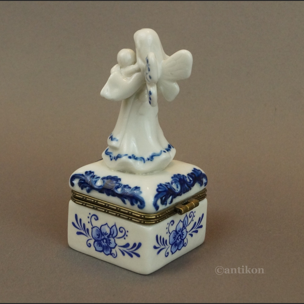 Puzderko porcelanowe z aniołem i dzieckiem Puzderko porcelanowe z aniołem i dzieckiem