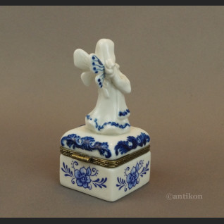 Puzderko porcelanowe z aniołem i dzieckiem Puzderko porcelanowe z aniołem i dzieckiem