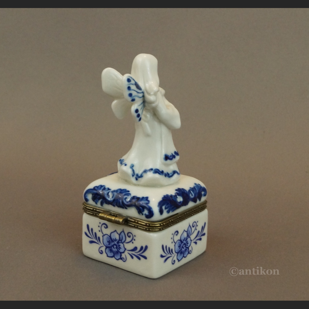 Puzderko porcelanowe z aniołem i dzieckiem Puzderko porcelanowe z aniołem i dzieckiem