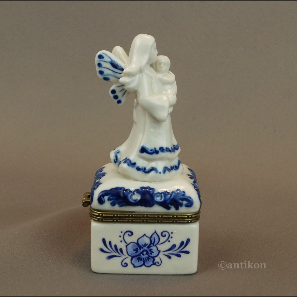 Puzderko porcelanowe z aniołem i dzieckiem Puzderko porcelanowe z aniołem i dzieckiem