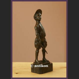 DŻOKEJ PRZEPIĘKNA SYGNOWANA RZEŹBA Z BRĄZU