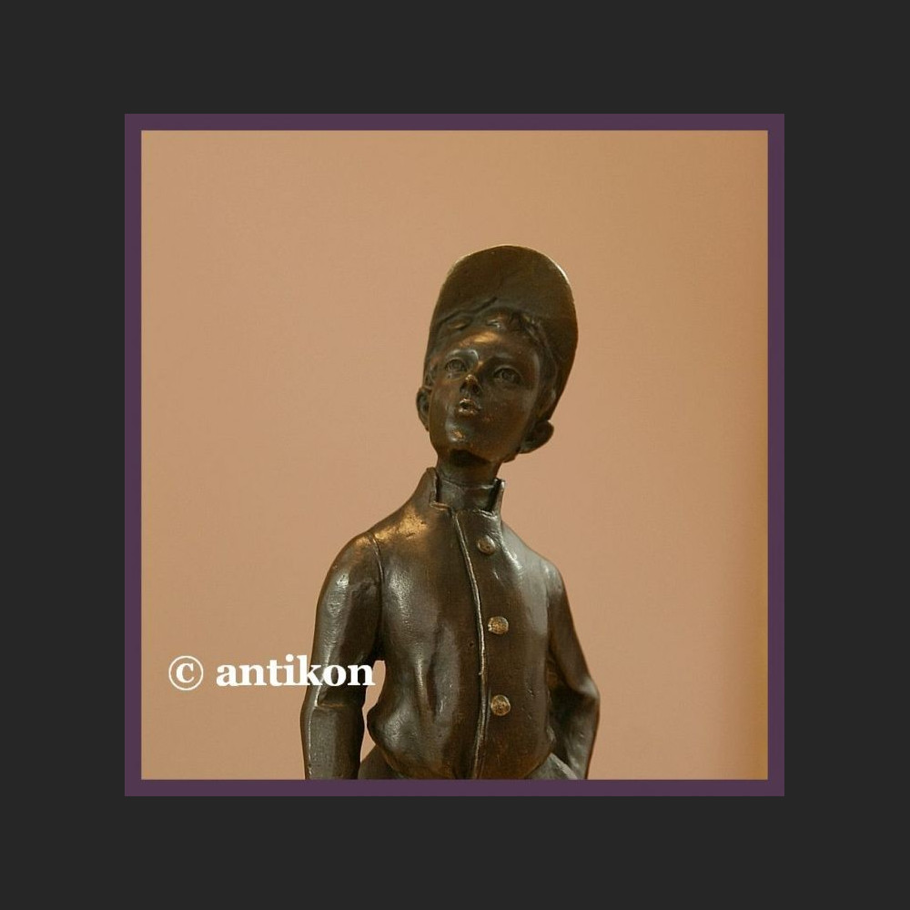 DŻOKEJ PRZEPIĘKNA SYGNOWANA RZEŹBA Z BRĄZU