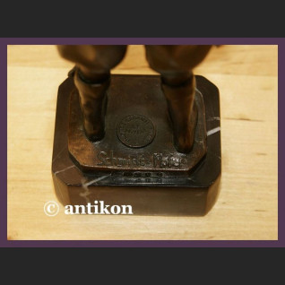 DŻOKEJ PRZEPIĘKNA SYGNOWANA RZEŹBA Z BRĄZU