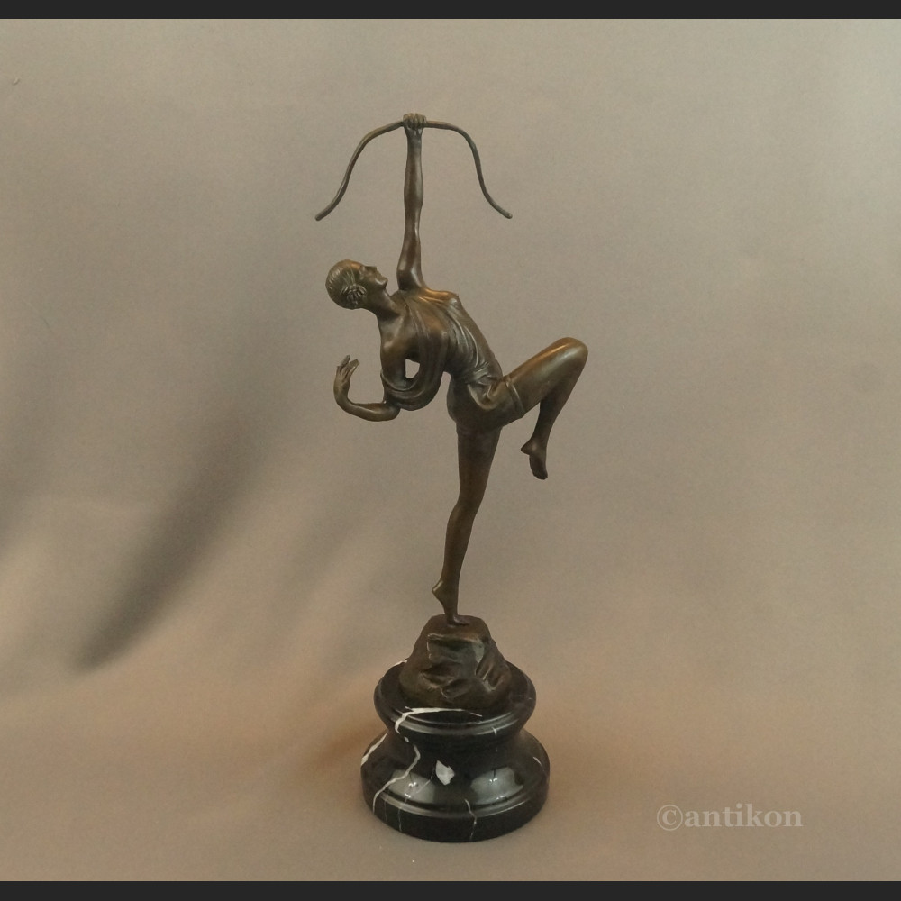 Rzeźba Diany z łukiem na prezent 