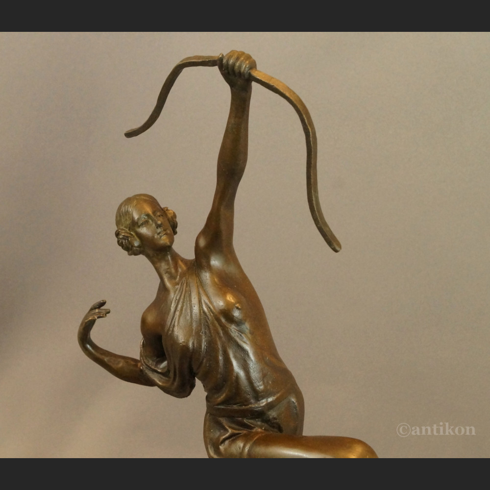 Rzeźba Diany z łukiem na prezent 