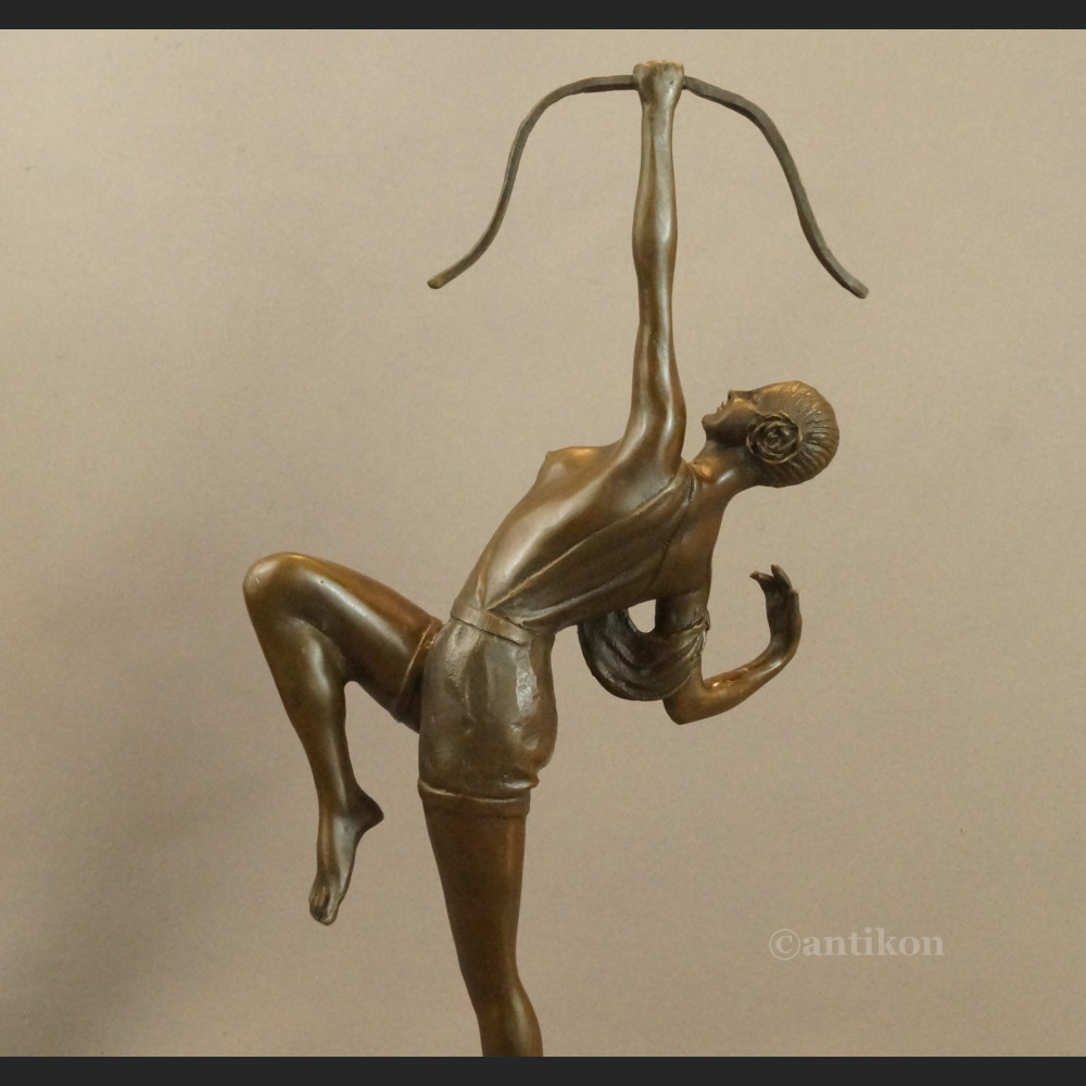 Rzeźba Diany z łukiem na prezent 