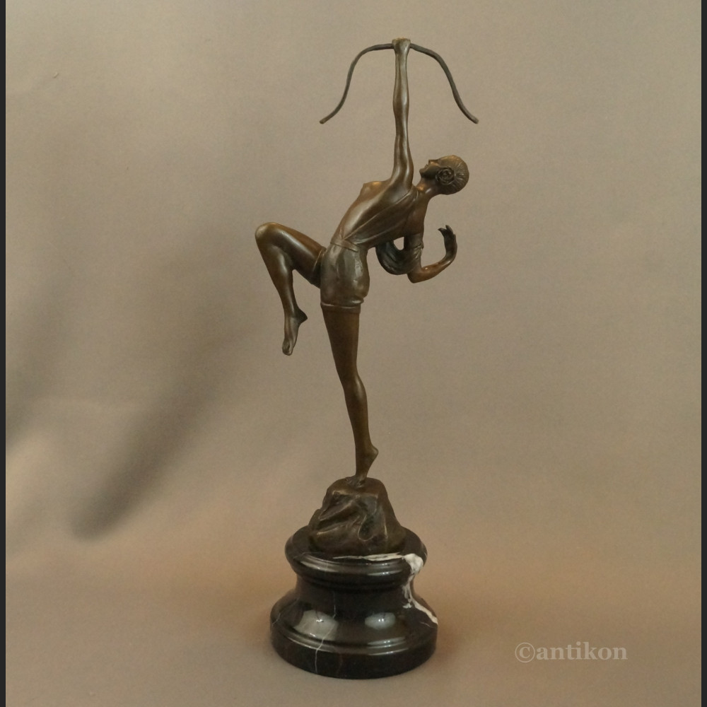 Rzeźba Diany z łukiem na prezent 