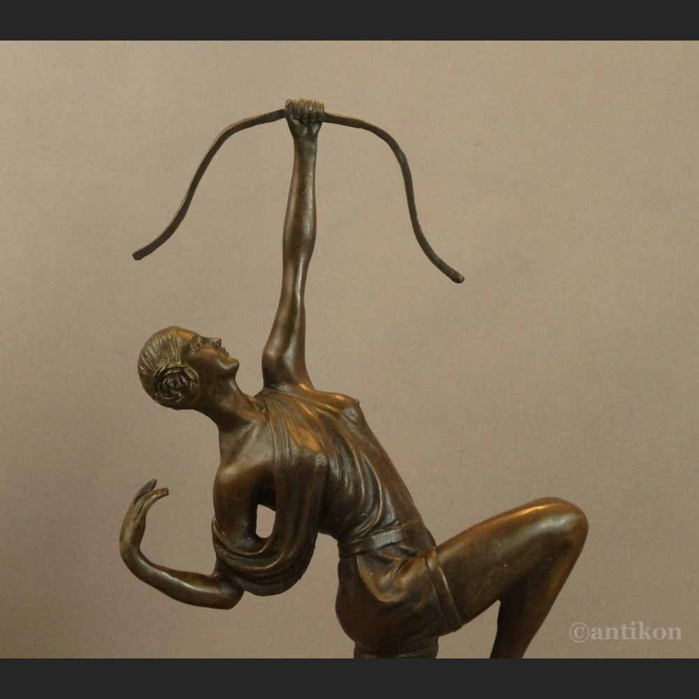 Rzeźba Diany z łukiem na prezent 