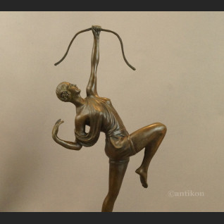 Rzeźba Diany z łukiem na prezent 