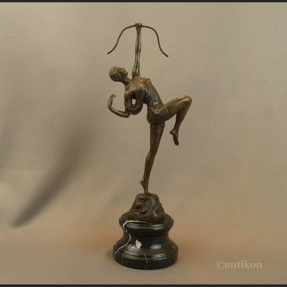 Rzeźba Diany z łukiem na prezent 