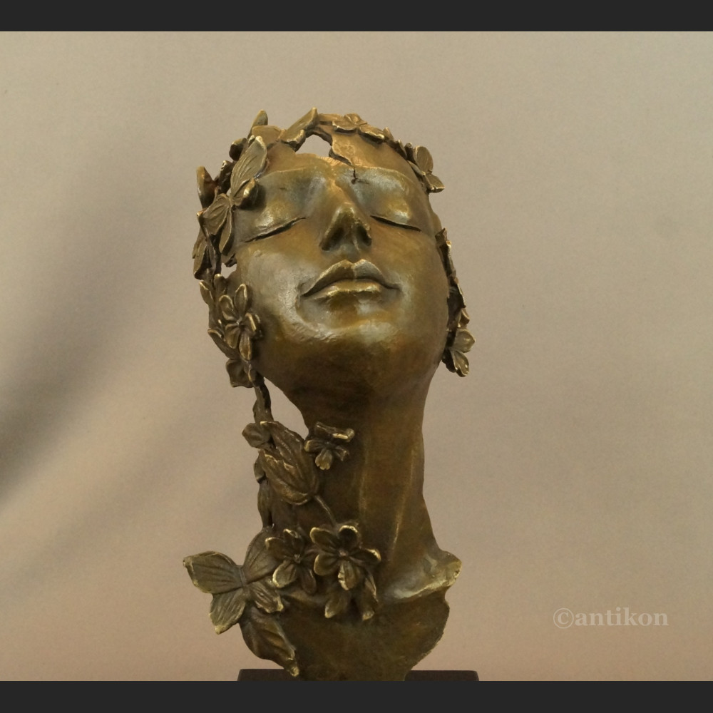 Rzeźba Marzenie z kwiatami fascynująca 