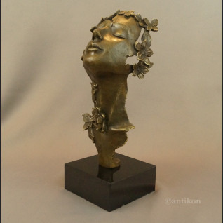 Rzeźba Marzenie z kwiatami fascynująca 