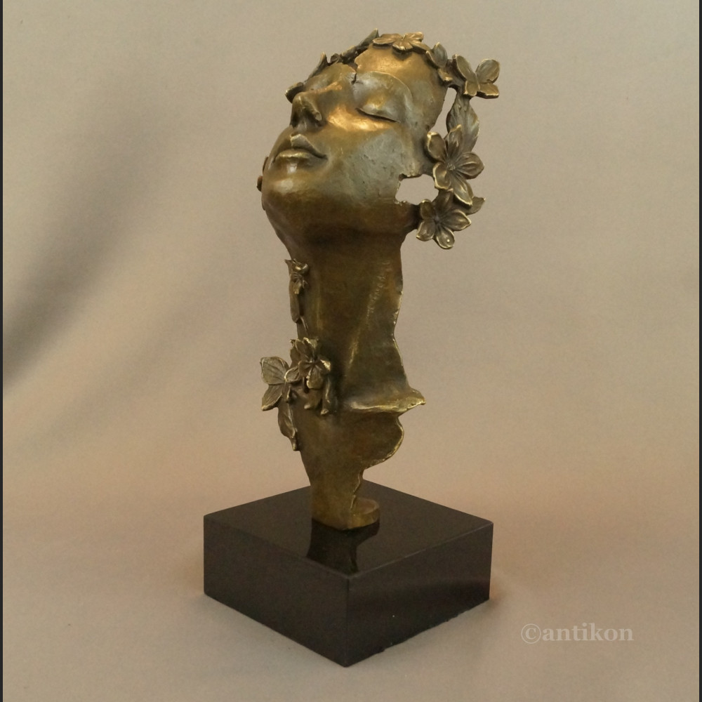 Rzeźba Marzenie z kwiatami fascynująca 