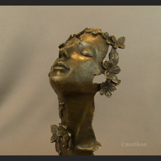 Rzeźba Marzenie z kwiatami fascynująca 