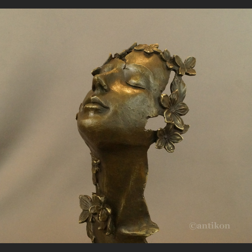 Rzeźba Marzenie z kwiatami fascynująca 