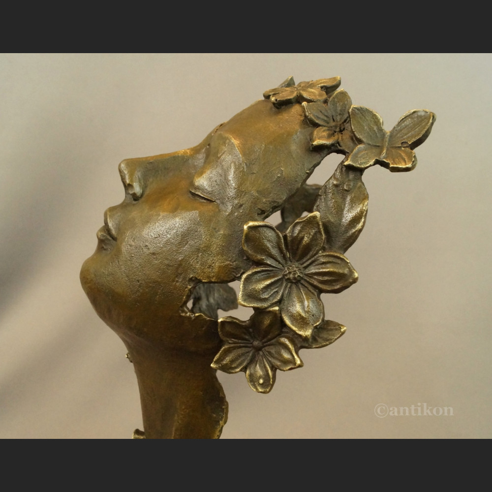 Rzeźba Marzenie z kwiatami fascynująca 