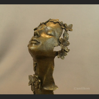 Rzeźba Marzenie z kwiatami fascynująca 