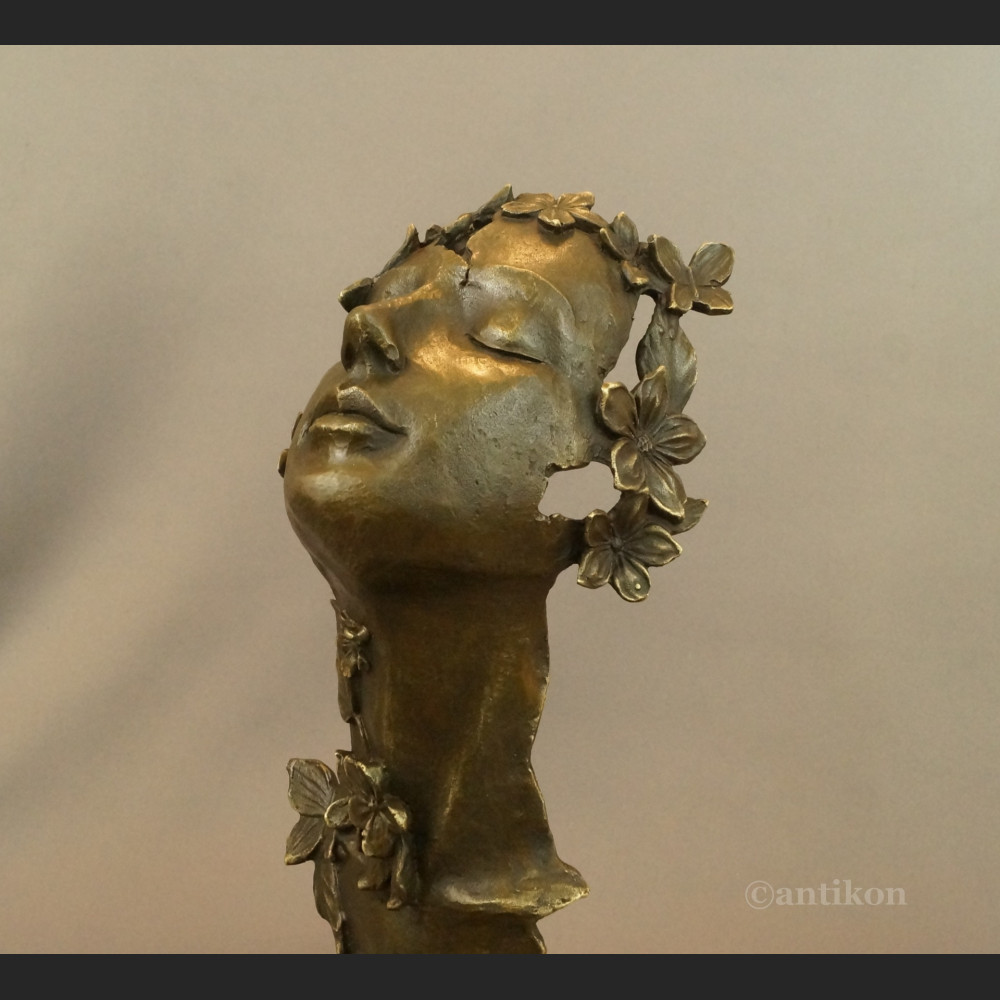 Rzeźba Marzenie z kwiatami fascynująca 