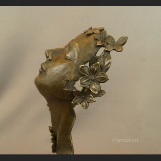 Rzeźba Marzenie z kwiatami fascynująca 