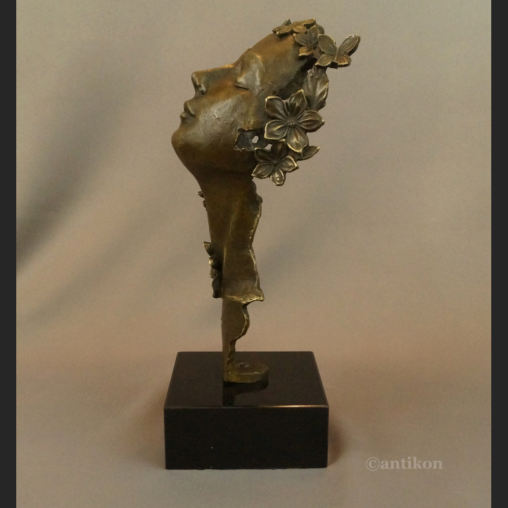 Rzeźba Marzenie z kwiatami fascynująca 