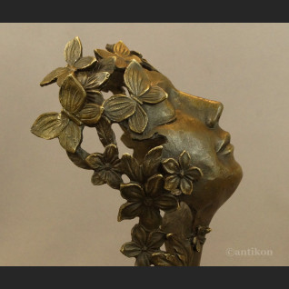 Rzeźba Marzenie z kwiatami fascynująca 