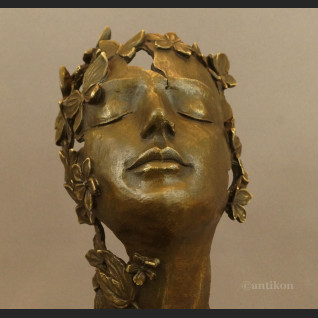 Rzeźba Marzenie z kwiatami fascynująca 