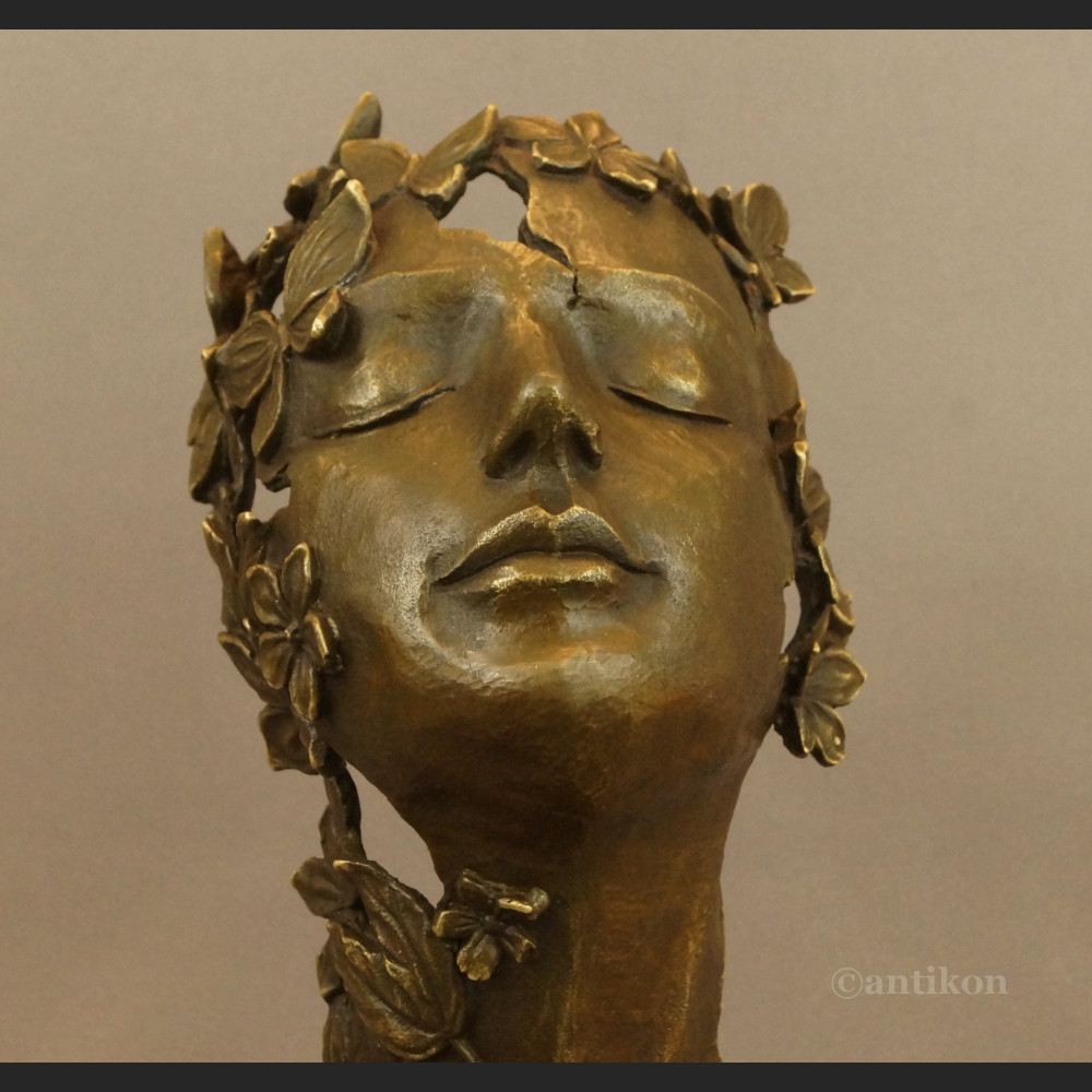 Rzeźba Marzenie z kwiatami fascynująca 