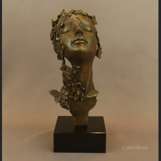 Rzeźba Marzenie z kwiatami fascynująca 