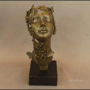 Rzeźba Marzenie z kwiatami fascynująca 